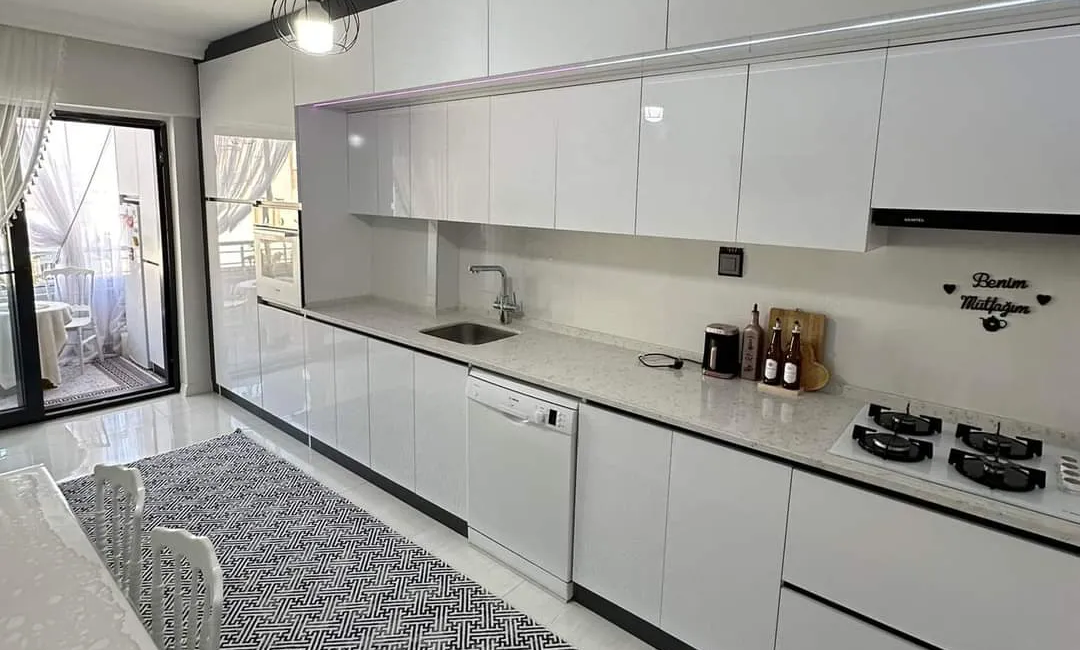 Cuisines moderne en I optimisée pour maximiser l’espace réalisée par Nova Star