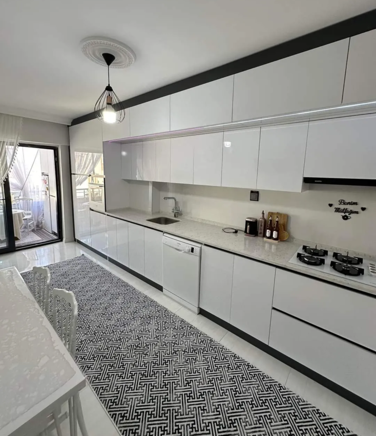 Cuisines moderne en I optimisée pour maximiser l’espace réalisée par Nova Star