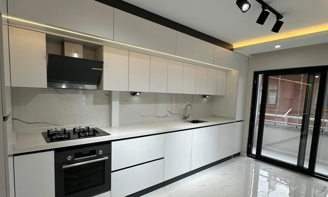 Cuisines moderne en I sur mesure réalisée par Nova Star pour optimiser l’espace cuisine