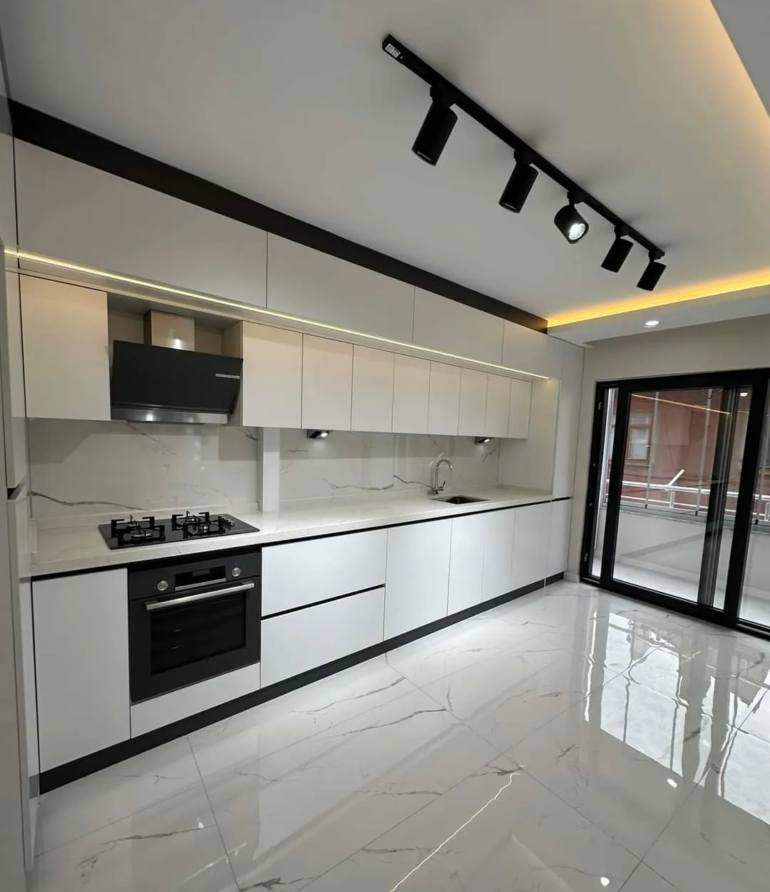 Cuisines moderne en I sur mesure réalisée par Nova Star pour optimiser l’espace cuisine