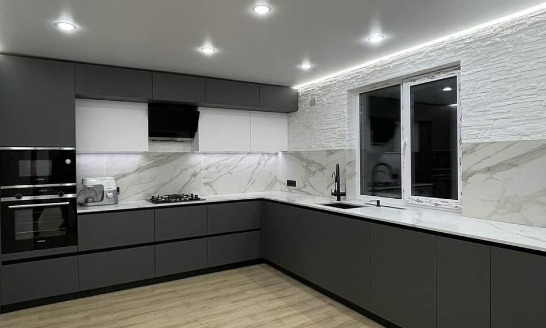 Cuisines moderne en L intégrée dans un projet d’aménagement intérieur par Nova Star