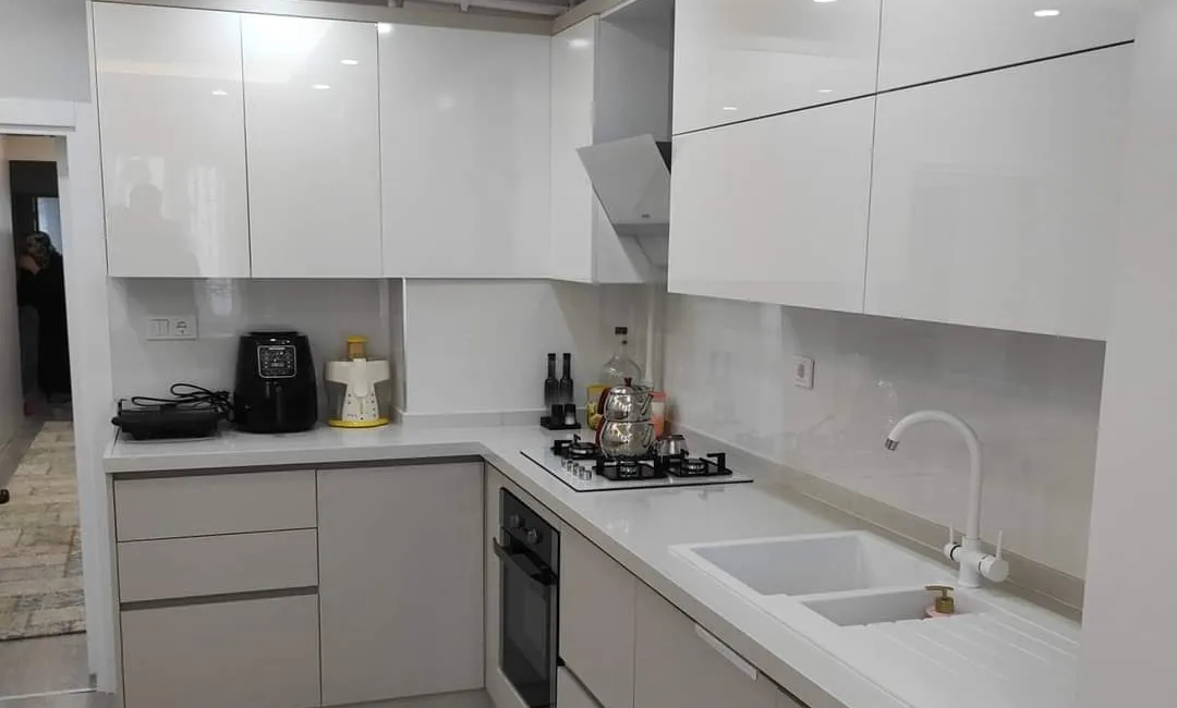 Cuisines moderne en L contemporaine conçue en menuiserie bois par Nova Star