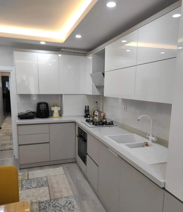 Cuisines moderne en L contemporaine conçue en menuiserie bois par Nova Star