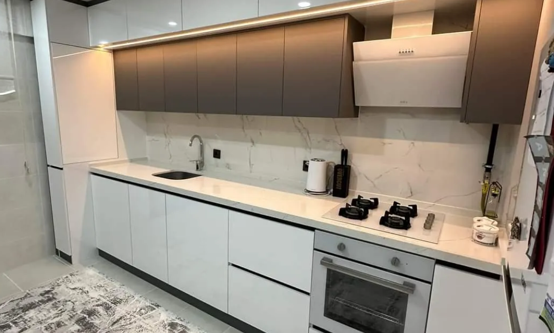 Cuisines moderne en L design réalisée par Nova Star pour un intérieur moderne et fonctionnel