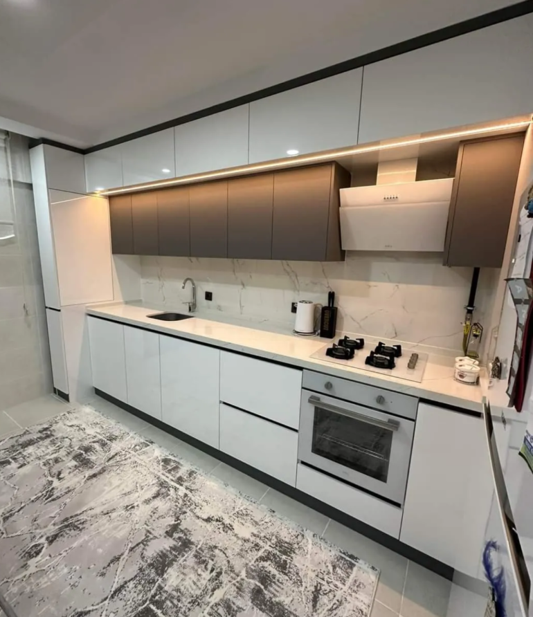 Cuisines moderne en L design réalisée par Nova Star pour un intérieur moderne et fonctionnel