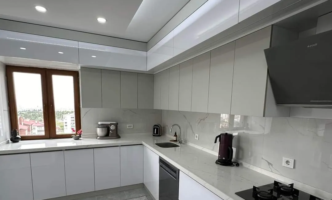 Cuisines moderne en L avec finitions soignées fabriquée par Nova Star