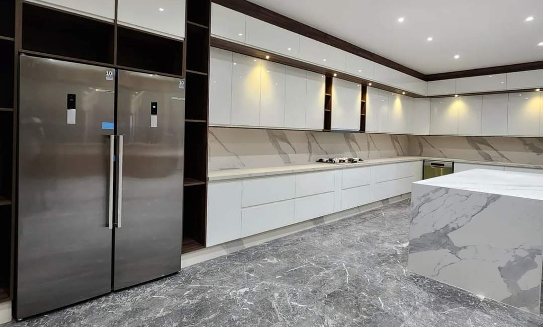 Cuisines moderne en L avec îlot central design conçue par Nova Star pour un aménagement intérieur élégant