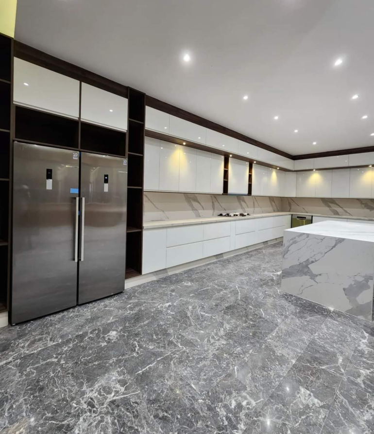 Cuisines moderne en L avec îlot central design conçue par Nova Star pour un aménagement intérieur élégant