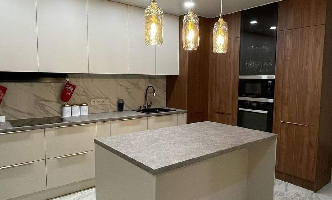 Cuisines moderne en L avec îlot central sur mesure réalisée en menuiserie bois par Nova Star