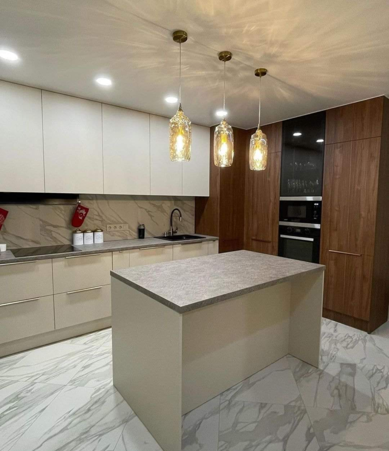 Cuisines moderne en L avec îlot central sur mesure réalisée en menuiserie bois par Nova Star