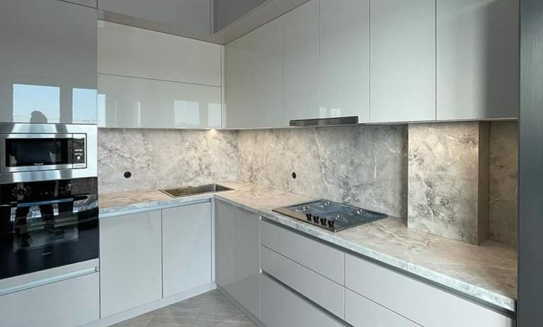 Cuisines moderne en L avec rangements intégrés conçue par Nova Star