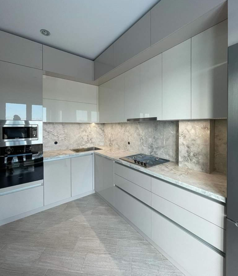 Cuisines moderne en L avec rangements intégrés conçue par Nova Star