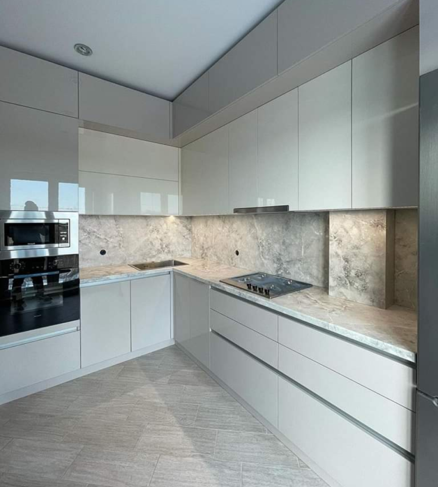 Cuisines moderne en L avec rangements intégrés conçue par Nova Star