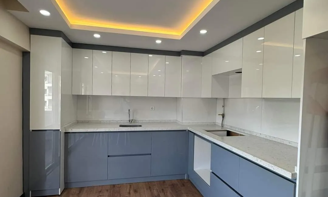 Cuisines moderne en L sur mesure réalisée en menuiserie bois par Nova Star