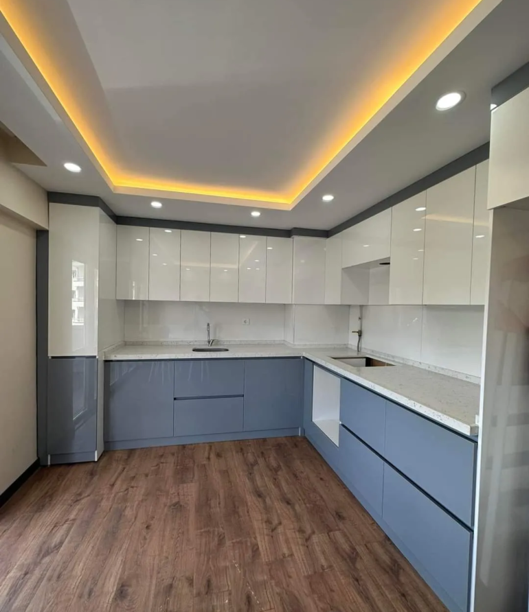 Cuisines moderne en L sur mesure réalisée en menuiserie bois par Nova Star