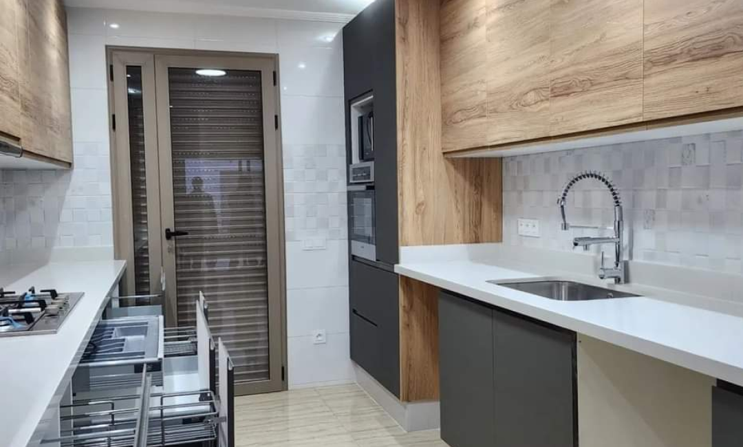 Cuisines moderne en parallèle sur mesure réalisée par Nova Star pour un espace fonctionnel