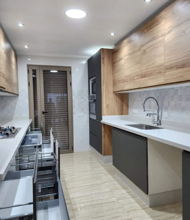 Cuisines moderne en parallèle sur mesure réalisée par Nova Star pour un espace fonctionnel