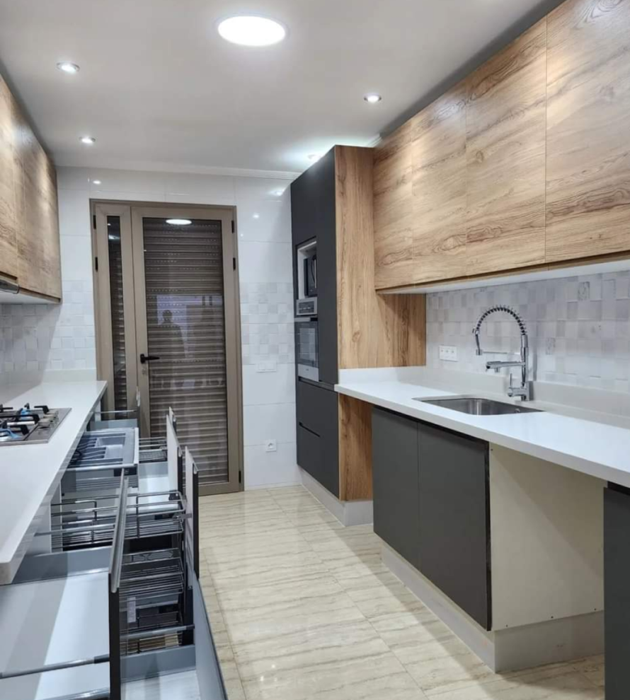 Cuisines moderne en parallèle sur mesure réalisée par Nova Star pour un espace fonctionnel