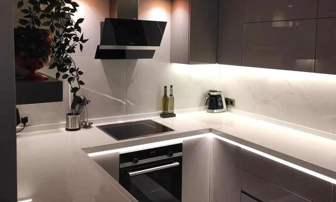 Cuisines moderne en U sur mesure réalisée par Nova Star pour une cuisine ergonomique