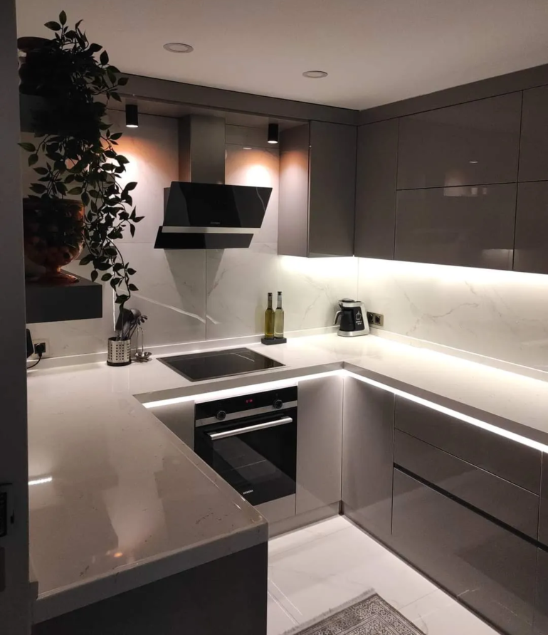 Cuisines moderne en U sur mesure réalisée par Nova Star pour une cuisine ergonomique