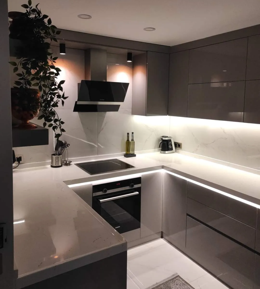 Cuisines moderne en U sur mesure réalisée par Nova Star pour une cuisine ergonomique