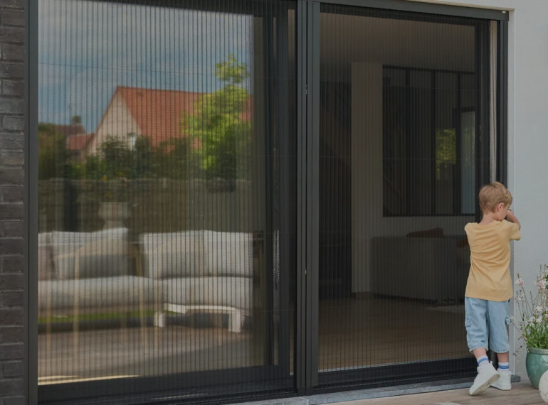 Pose de moustiquaires fenêtres pour protection et ventilation naturelle Nova Star